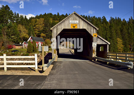 Una vista frontale della vecchia coperta ponte che attraversa il fiume irlandese a Hardscrabble a Saint Martins New Brunswick Canada Foto Stock