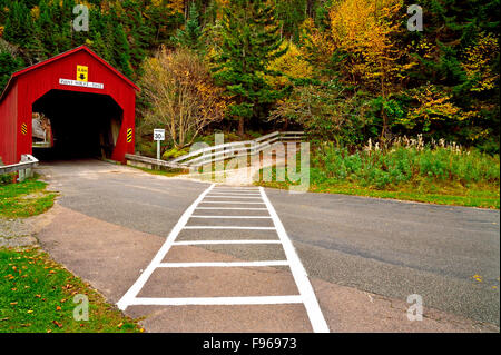 Un paesaggio orizzontale dell'immagine che mostra il crosswalk sul punto Wolfe road per ottenere oltre al sentiero escursionistico vicino al rosso Foto Stock