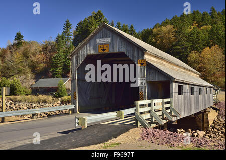 La vecchia coperta ponte che attraversa il fiume irlandese a Hardscrabble a Saint Martins New Brunswick Canada Foto Stock