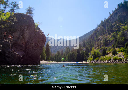 Salta fuori Bromley Rock nel fiume Similkameen, Bromley Rock Provincial Park, vicino a Princeton, British Columbia, Canada Foto Stock