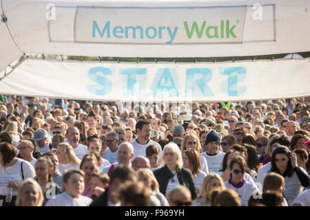 4/10/15 di Alzheimer memoria società a piedi a Liverpool Festival dei giardini. Furt Foto Stock