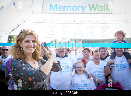 4/10/15 di Alzheimer memoria società a piedi a Liverpool Festival dei giardini. L'attrice Samantha Giles inizia la passeggiata Foto Stock