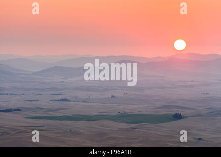 Il sorgere del sole sopra le colline della Palouse. Washington, Stati Uniti d'America. Foto Stock