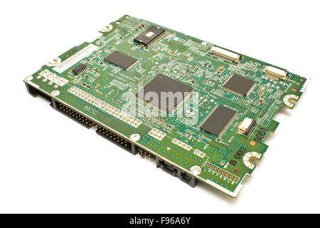 Componenti hardware e scheda di circuiti isolati su bianco Foto Stock