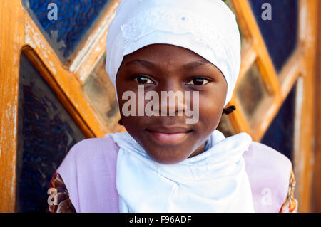 Piccola ragazza a Gheddafi Moschea Nazionale, Kampala, Uganda Foto Stock