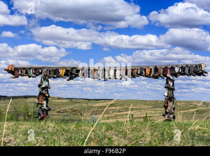 Vecchio stivali da cowboy di appendere in memoria di John Booth, grande Sandhills, vicino scettro, Saskatchewan, Canada Foto Stock
