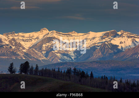 Vista delle montagne coperte di neve da Crowsnest Highway, Kootenay centrale G, British Columbia, Canada Foto Stock