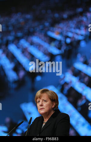 (151215) -- Dic. 15, 2015 (Xinhua) -- il Cancelliere tedesco e leader dei democratici cristiani Unione (CDU) Angela Merkel fa il suo discorso durante la CDU congresso di partito di Karlsruhe in Germania 14 dicembre, 2015. (Xinhua/Luo Huanhuan) Foto Stock