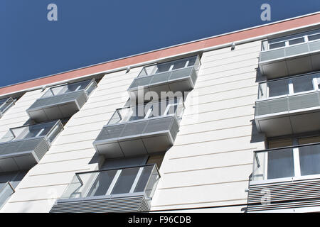 Balconi metallici su edificio su sky Foto Stock