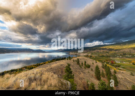 Drammatico il cielo al tramonto sopra il banco Naramata e Lago Okanagan da Munson in montagna Penticton, Sud Okanagan Valley di Foto Stock