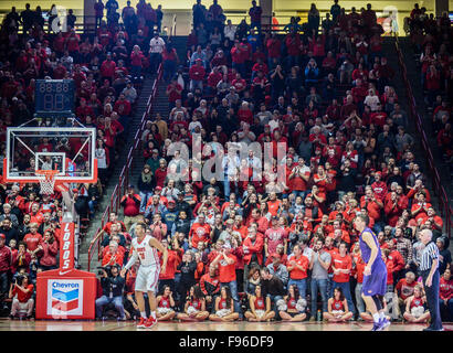 Albuquerque, Nuovo Messico, Stati Uniti d'America. 12 Dic, 2015. Ufficiale.Nella foto è il lobo folla guarda la seconda metà del gioco contro il nord di Iowa. Il Lobos sconfitto Northern Iowa 57 a 63. Albuquerque, New Mexico © Roberto E. Rosales/Albuquerque ufficiale/ZUMA filo/Alamy Live News Foto Stock