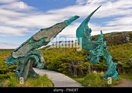 Scultura in bronzo intitolato 'Meeting di due mondi" ha inaugurato il 5 luglio 2002 presso l'Anse aux Meadows, Terranova Labrador, Canada Foto Stock