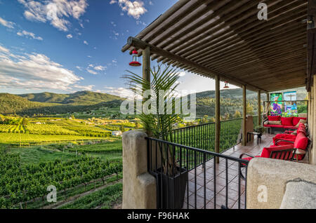 Balcone che si affaccia su vigneti e le montagne in Summerland, Okanagan Valley della British Columbia, Canada Foto Stock