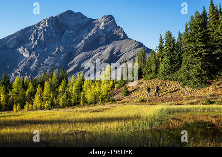 Due back packers escursione vicino a Baker Lake nel Skoki wilderness area del Parco Nazionale di Banff, Alberta Canada. Modello rilasciato Foto Stock