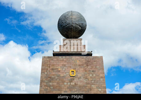 Sul lato orientale del monumento equatoriale, La Mitad del Mundo, centro del mondo, Ciudad Mitad del Mundo Foto Stock