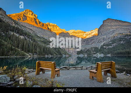 Il sole tramonta sulle cime sopra il lago O'Hara nel Parco Nazionale di Yoho, British Columbia, Canada. Foto Stock