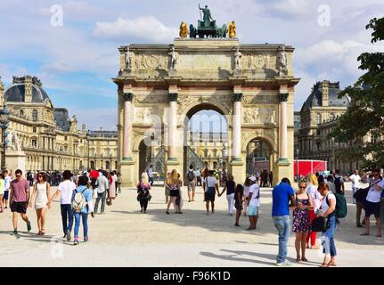 Arc de triomphe du Carousel Arc de Triomphe, il museo del Louvre e la piramide in vetro dietro, Parigi, Ile de France, Francia Foto Stock