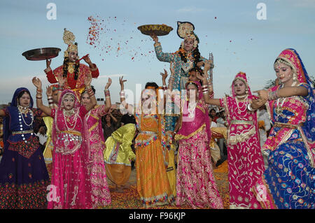 Alcuni Folk di Rajasthani artisti Radha-Krishna love story durante Holi festival celebrazione a Jaipur, Rajasthan (India). Foto Stock