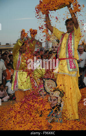 Artisti folcloristici di eseguire Radha-Krishna love story, coperto con rose e fiori marrygold durante Holi a Jaipur, India Rajasthan Foto Stock