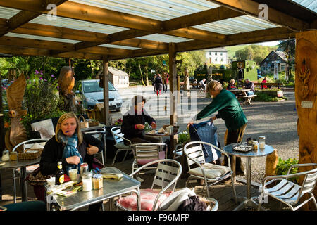 I turisti presso il cafe a scartamento ridotto la stazione ferroviaria al Ponte del Diavolo, Ceredigion, Wales UK Foto Stock