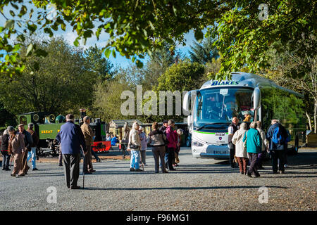 Un gruppo di anziani anziani turisti su una gita in pullman della Welsh attrazioni per i visitatori a tornare alle loro tour bus a scartamento ridotto la stazione ferroviaria al Ponte del Diavolo, Ceredigion, Wales UK Foto Stock