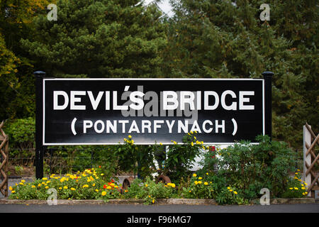 Il segno per la stazione a Ponte del Diavolo (Pontarfynach) al capolinea della ferrovia a scartamento ridotto da Aberystwyth , Ceredugion Wales UK Foto Stock