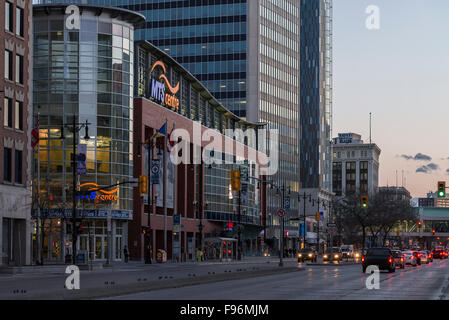 Portage Avenue e il centro MTS, downtown Winnipeg, Manitoba, Canada. Foto Stock