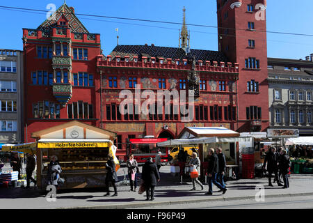 Esterno del variopinto edificio Rathaus (municipio) Marketplaz, la città di Basilea, il Cantone di Basilea Città, Svizzera, Europa. Foto Stock