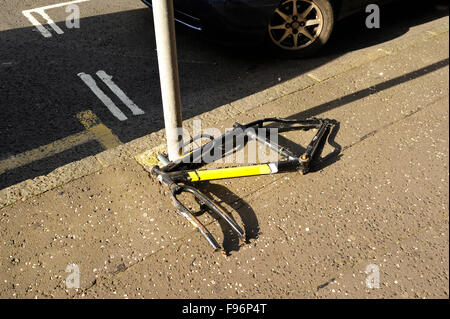 Telaio di bicicletta bloccato al post dopo che parti sono state spogliate, Edimburgo, Scozia Foto Stock