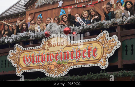 Magdeburg, Germania. Xiv Dic, 2015. I partecipanti di Miss Intercontinental pageant 2015 pongono sul balcone di un mercato di Natale booth a Magdeburgo, Germania, 14 dicembre 2015. Un totale di 62 donne di competere per il titolo internazionale. La finale si svolge a Magdeburgo il 18 dicembre 2015. Foto: Jens Wolf/dpa/Alamy Live News Foto Stock