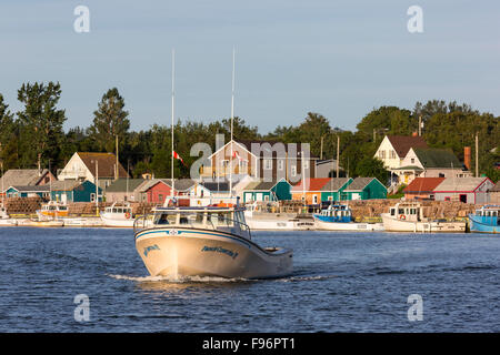 Lobster boat che parte nord Rustico Harbour, Prince Edward Island, Canada Foto Stock