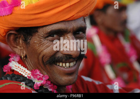 Close up di un maschio di Rajasthani durante Holi, un festival indù celebra la primavera e amore con colori, a Jaipur, Rajasthan, India Foto Stock