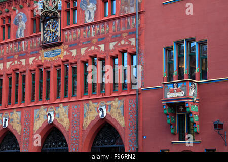 Esterno del variopinto edificio Rathaus (municipio) Marketplaz, la città di Basilea, il Cantone di Basilea Città, Svizzera, Europa. Foto Stock