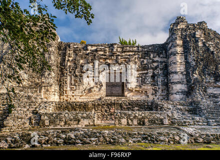 Monster-bocca porta a Estructura II, rovine Maya a Hormiguero sito archeologico, La Ruta Rio Bec, la penisola dello Yucatan, Messico Foto Stock