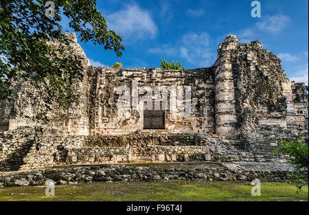 Monster-bocca porta a Estructura II, rovine Maya a Hormiguero sito archeologico, La Ruta Rio Bec, la penisola dello Yucatan, Messico Foto Stock