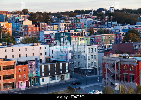 La mattina presto la luce del sole che splende su l'iconico, rowhouses colorati che compongono san Giovanni quartiere storico, Terranova, Canada Foto Stock