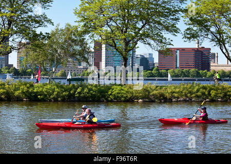 Threemile lungo stato parco lungo il Fiume Charles in dall'area Back Bay di Boston, il Boston Esplanade si estende tra il Foto Stock