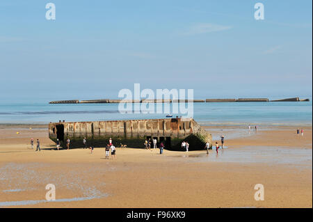 Resti di Mulberry porto artificiale da DDay invasione, Spiaggia d'oro, ArromancheslesBains, Dipartimento di Calvados, Normandia, Foto Stock