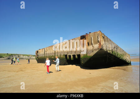 Resti di Mulberry porto artificiale da DDay invasione, Spiaggia d'oro, ArromancheslesBains, Dipartimento di Calvados, Normandia, Foto Stock