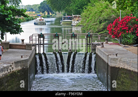 Si blocca in Canal du Midi a Villeneuve de Beziers, dipartimento di Herault, Francia Foto Stock