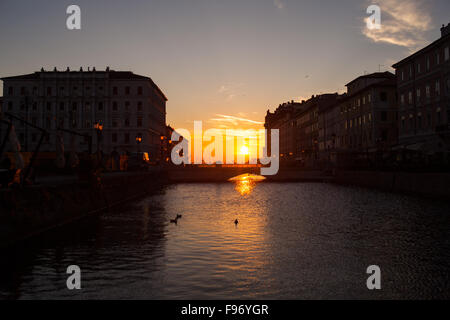 Vista del Ponte rosso sul canal grande, Trieste Foto Stock