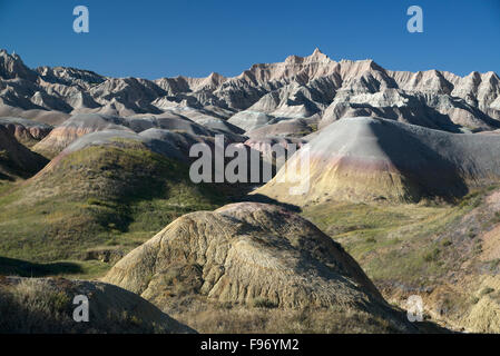 Geologico formazioni di roccia lungo Norbeck Pass, Parco nazionale Badlands, SD, STATI UNITI D'AMERICA. Mostra di deposizione e di erosione, rocce sedimentarie Foto Stock