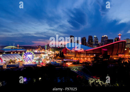 Calgary Stampede grounds e dello skyline di Calgary, Calgary, Alberta, Canada. Foto Stock