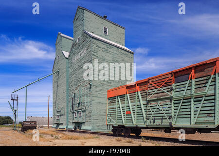 Elevatori delle granaglie e bestiame vecchia auto, Nanton, Alberta, Canada Foto Stock