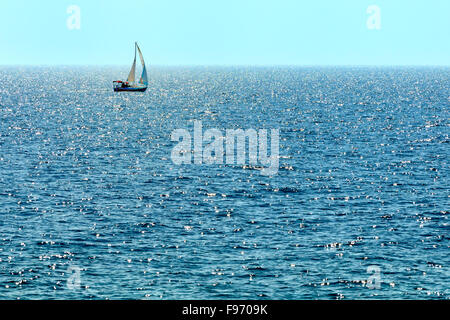 Barca a vela vela su una frizzante Georgian Bay, Dyer's Bay, Bruce Peninsula, Ontario, Canada Foto Stock