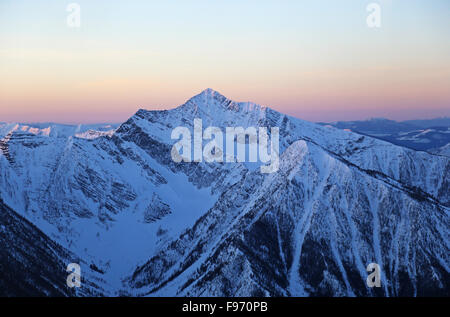 Vista aerea del innevate montagne purcell all'alba, British Columbia, Canada Foto Stock