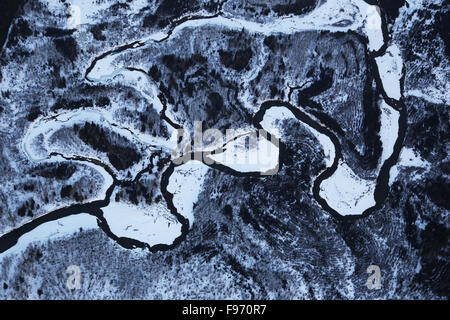 Vista aerea del St Mary's river avvolgimento attraverso le montagne di Purcell, Southeastern, British Columbia, Canada Foto Stock