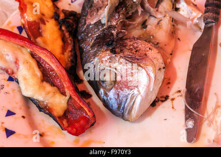 Grigliate Sea Beam in piatto dorado pasto di pesce Foto Stock