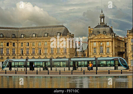 Piscina riflettente, le Miroir d'eau, Place de la Bourse, Bordeaux, Gironde Department, Aquitaine, Francia Foto Stock