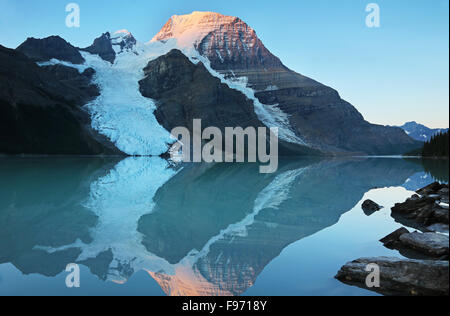 Monte Robson riflessa in un tarn, British Columbia, Canada Foto Stock